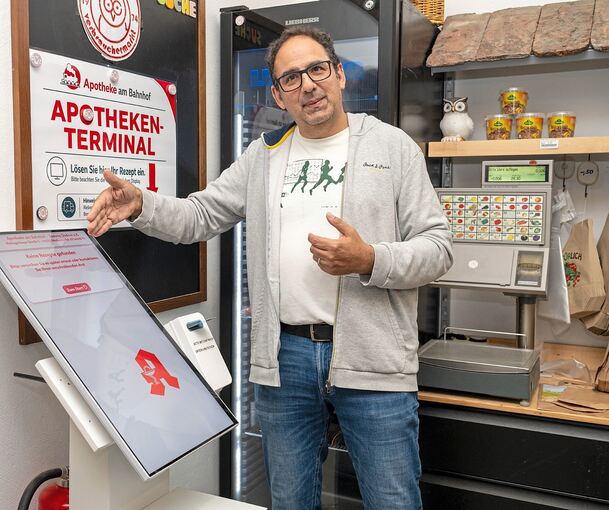 Apotheker Sammy Dadour vor dem Terminal im Euli-Markt in Rielingshausen.