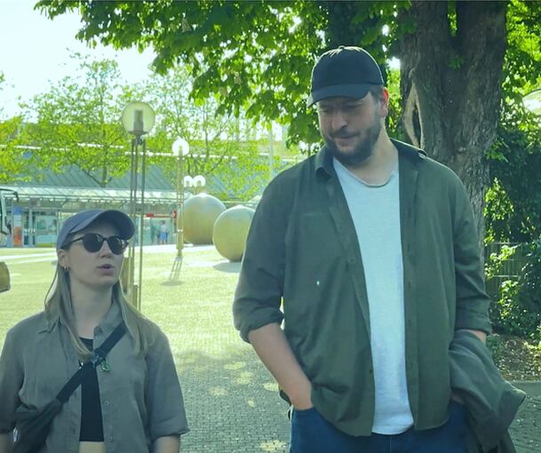Kevin Franz und seine Schauspielkollegin schlendern in einer Filmszene am Ludwigsburger Bahnhof entlang.