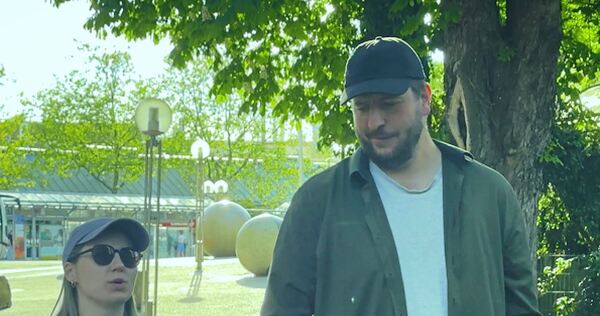 Kevin Franz und seine Schauspielkollegin schlendern in einer Filmszene am Ludwigsburger Bahnhof entlang.