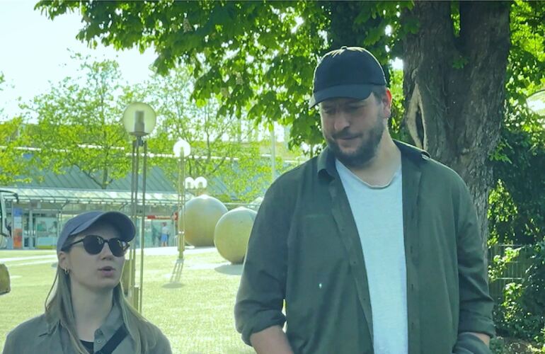 Kevin Franz und seine Schauspielkollegin schlendern in einer Filmszene am Ludwigsburger Bahnhof entlang.