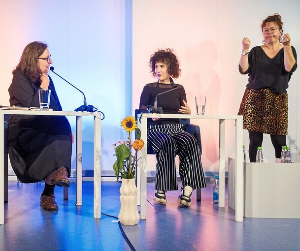 Die ungarische Lyrikerin Kinga Tóth (Mitte) im Gespräch mit Literaturkritikerin Beate Tröger, von einer Gebärdendolmetscherin übersetzt.