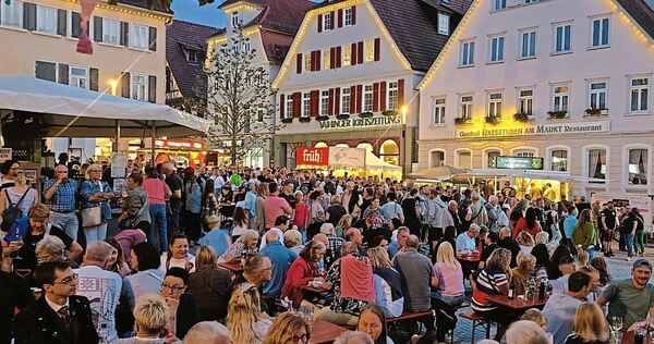 Samstagabend auf dem Vaihinger Marktplatz. Es gibt beim Straßenfest fast kein Durchkommen.