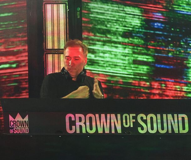 Paul van Dyk auf der Bühne im Schlosshof.