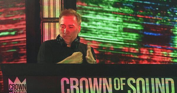 Paul van Dyk auf der Bühne im Schlosshof.