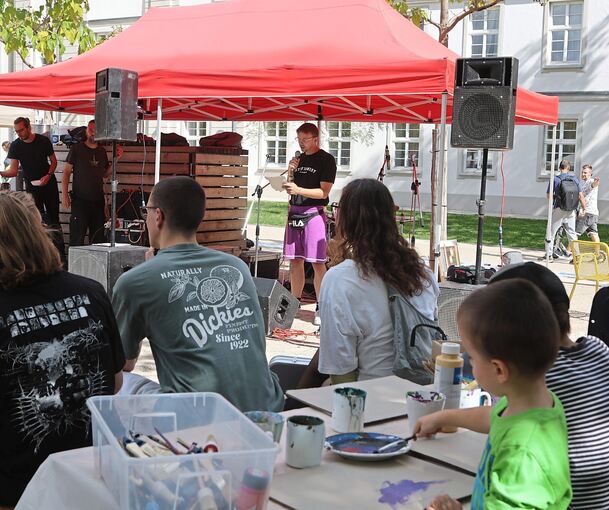 Mit Redebeiträgen und Mitmach-Aktionen machte Fridays for Future auf dem Ludwigsburger Arsenalplatz auf drängende Klimafragen aufmerksam.