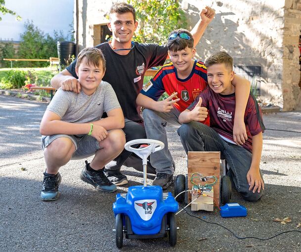 Geschafft! Das Team Leopold Colmer, Max Gaining, Yann Mitschele und Maik Mannhard (von links) mit seinem Elektro-Bobbycar.