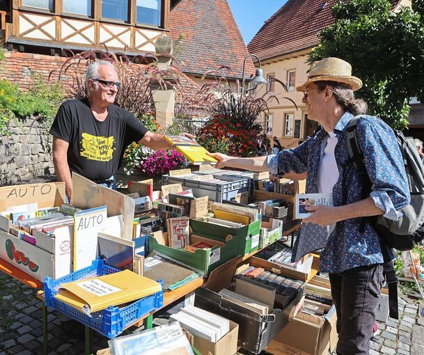 Mancher literarische Schatz wechselt den Besitzer, aber viele Kisten müssen auch wieder nach Hause geschleppt werden.