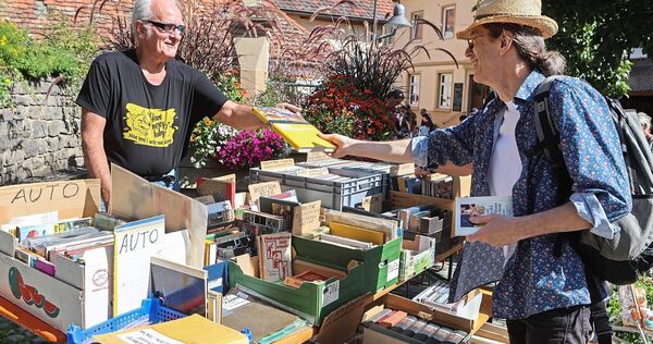 Mancher literarische Schatz wechselt den Besitzer, aber viele Kisten müssen auch wieder nach Hause geschleppt werden.