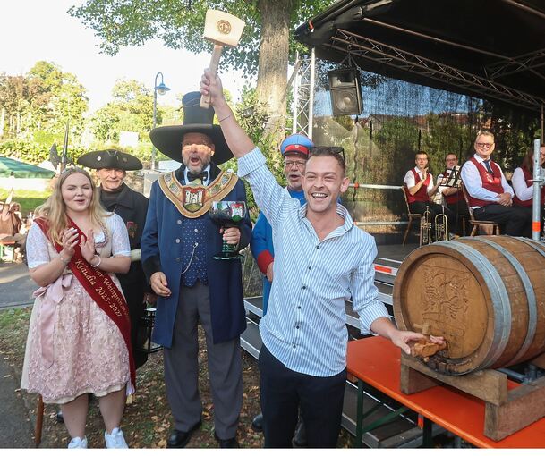 Drei Schläge bis der Wein fließt: Gemmrigheims Bürgermeister Mario Dittmann hat die Premiere mit Bravour bestanden.