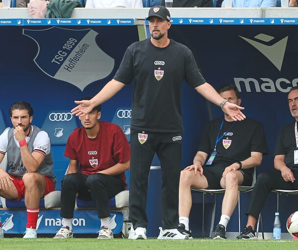 Unzufrieden: VfB-Trainer Sebastian Hoeneß kann nach dem Spiel den ausbleibenden VAR-Einsatz in der Szene um Angelo Stiller nicht nachvollziehen.