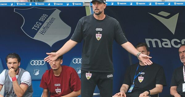 Unzufrieden: VfB-Trainer Sebastian Hoeneß kann nach dem Spiel den ausbleibenden VAR-Einsatz in der Szene um Angelo Stiller nicht nachvollziehen.