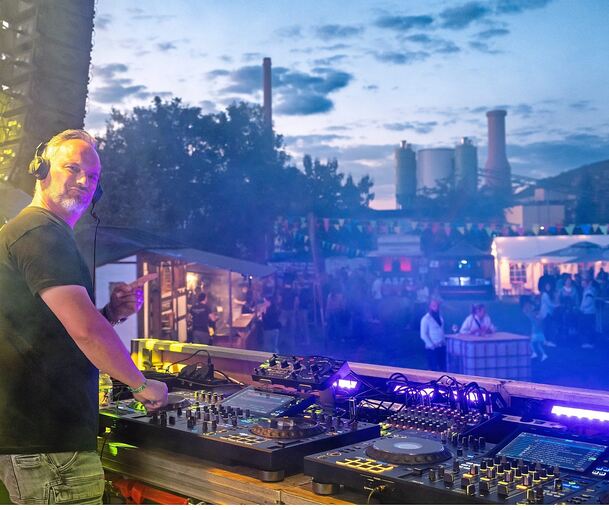 Bei „Winzerbeatz – The Sound of Taste“ an der Walheimer Neckarwiese sorgen blau-violettes Licht und DJs für eine surreale Atmosphäre.