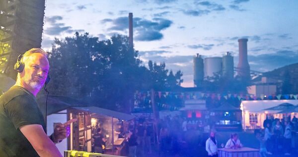 Bei „Winzerbeatz – The Sound of Taste“ an der Walheimer Neckarwiese sorgen blau-violettes Licht und DJs für eine surreale Atmosphäre.