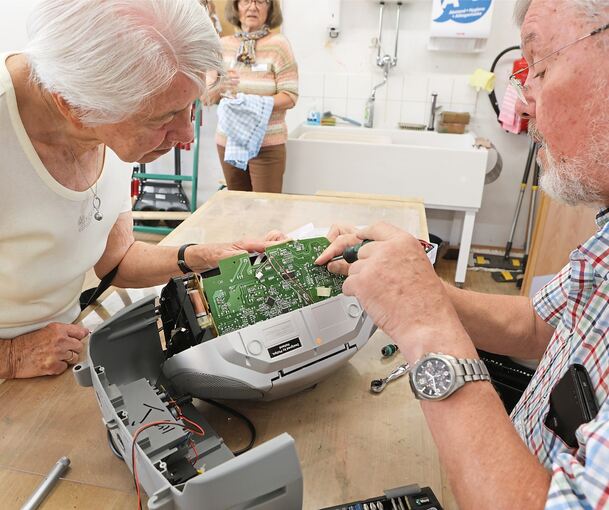 Wo steckt der Fehler? Die ehrenamtlichen Experten des Hemminger Reparatur-Cafés haben bisher rund 2000 Geräte wieder auf Vordermann gebracht.