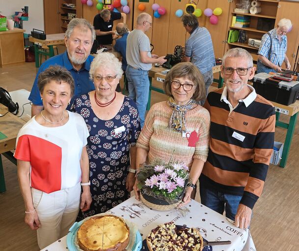 Feiern das Reparatur-Café (von links): Hemmingens stellvertretende Bürgermeisterin Ute Freitag, Manfred Schrade, Brigitte Nübel, Heidrunn und Roland Oberle, der Leiter des Angbots.
