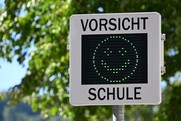 Verkehrsschild vor Schule