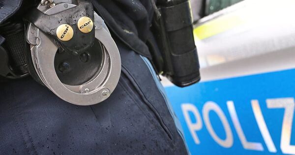 Die Polizei nimmt den Mann in Ludwigsburg fest.