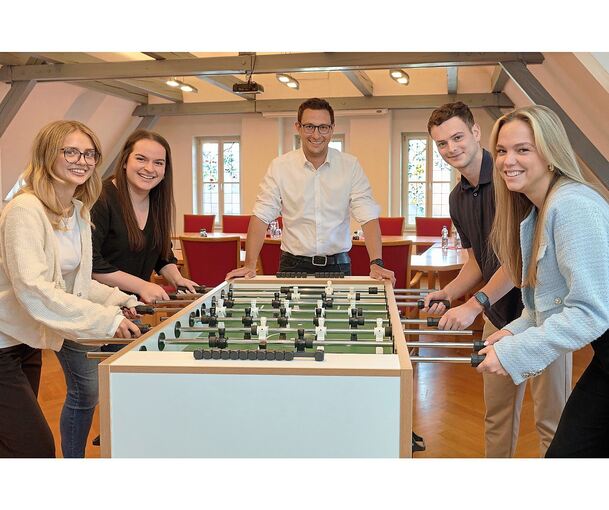 Verstehen sich gut: Alina Griesinger, Sofia Bellantoni, Bürgermeister Christoph Herre, Kämmerer Jakob Mönch und Chiara Frischknecht.