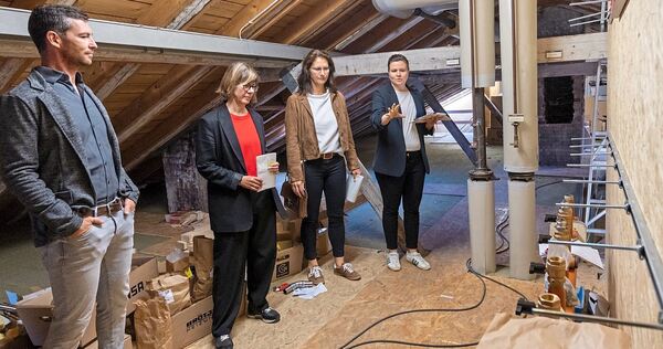 Unter dem Dach aus dem 18. Jahrhundert entsteht aktuell eine moderne Heizungszentrale. Bei einem Pressetermin informiert Bürgerm Unter dem Dach aus dem 18. Jahrhundert entsteht aktuell eine moderne Heizungszentrale. Bei einem Pressetermin informiert Bürgermeisterin Andrea Schwarz (zweite von rechts) mit ihrem Team über den Sanierungsfortschritt.