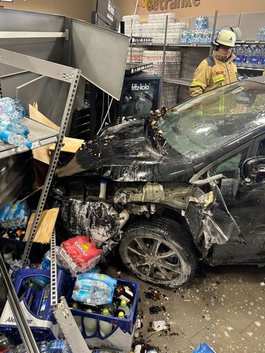 Auto fährt in Supermarkt-Lager Auto fährt in Supermarkt-Lager