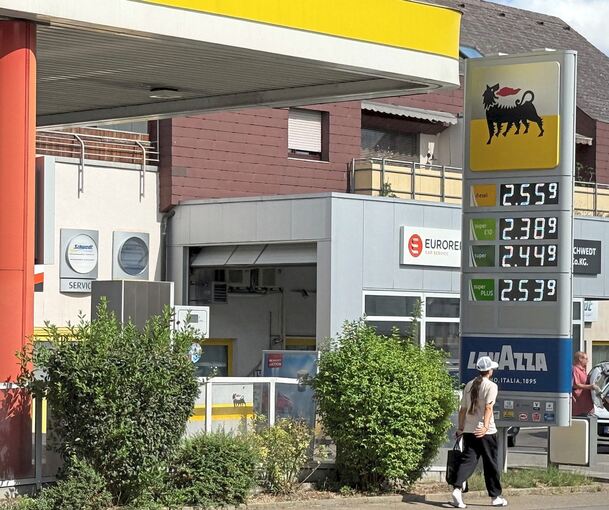 Schmerzhafter Blick auf die Preistafel: Am Montagmittag kostet Diesel an einer Tankstelle in Ludwigsburg 2,55 Euro pro Liter, Su Schmerzhafter Blick auf die Preistafel: Am Montagmittag kostet Diesel an einer Tankstelle in Ludwigsburg 2,55 Euro pro Liter, Super E10 2,38 Euro.