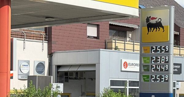 Schmerzhafter Blick auf die Preistafel: Am Montagmittag kostet Diesel an einer Tankstelle in Ludwigsburg 2,55 Euro pro Liter, Super E10 2,38 Euro.
