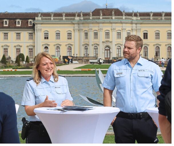 Cornelia Otterbein (links) und Chris Hellerich (rechts) geben Tipps für den Schulweg.