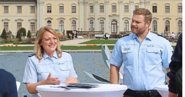 Cornelia Otterbein (links) und Chris Hellerich (rechts) geben Tipps für den Schulweg.