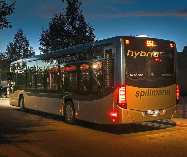 Gerade nachts kann sich die Fahrt im Bus oder das Stehen an der Haltestelle schon einmal unsicher anfühlen.