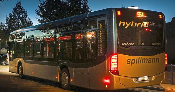 Gerade nachts kann sich die Fahrt im Bus oder das Stehen an der Haltestelle schon einmal unsicher anfühlen. Gerade nachts kann sich die Fahrt im Bus oder das Stehen an der Haltestelle schon einmal unsicher anfühlen.