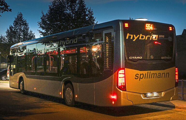 Gerade nachts kann sich die Fahrt im Bus oder das Stehen an der Haltestelle schon einmal unsicher anfühlen.