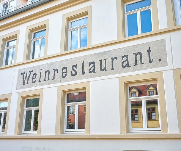 Der Schriftzug wurde freigelegt und restauriert. Er schlägt einen Bogen in die Vergangenheit.