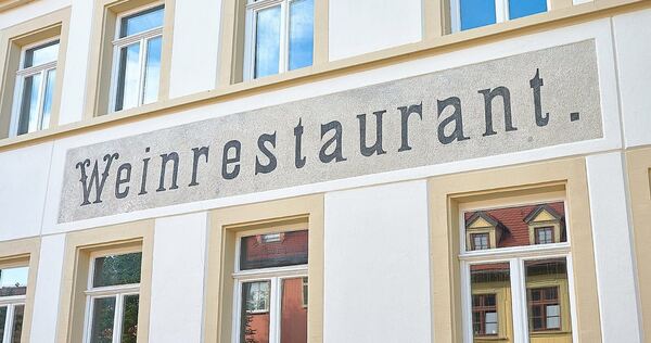 Der Schriftzug wurde freigelegt und restauriert. Er schlägt einen Bogen in die Vergangenheit.