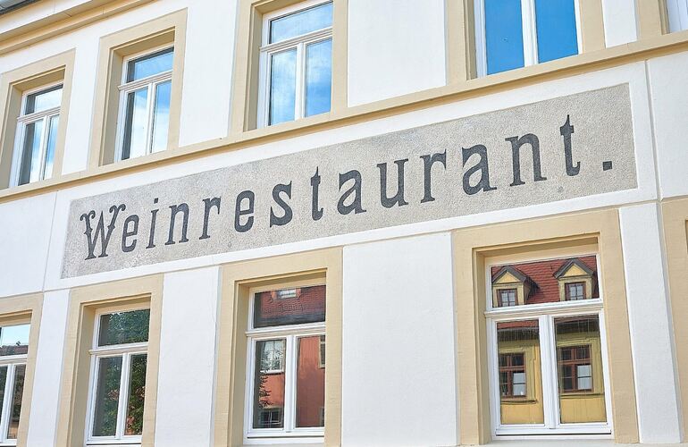 Der Schriftzug wurde freigelegt und restauriert. Er schlägt einen Bogen in die Vergangenheit.