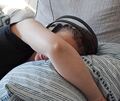 Viele an ME/CFS Erkrankte müssen sich mit Kopfhörern vor Geräuschen schützen. Unterstützung erhalten sie bei Selbsthilfegruppen. Viele an ME/CFS Erkrankte müssen sich mit Kopfhörern vor Geräuschen schützen. Unterstützung erhalten sie bei Selbsthilfegruppen.