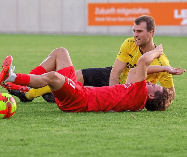 Erlitt am Freitag beim Gastspiel in Leonberg-Eltingen eine Meniskusverletzung: Löchgaus Jan Sonntag (vorne).