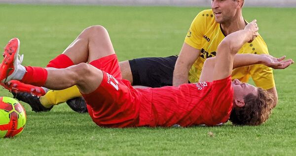 Erlitt am Freitag beim Gastspiel in Leonberg-Eltingen eine Meniskusverletzung: Löchgaus Jan Sonntag (vorne).