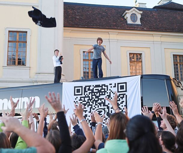 T-Shirts für – nicht ganz – alle: Zartmann kündigt auf dem Dach seines Nightliners seinen Auftritt im Ludwigsburger Schlosshof 2027 an.