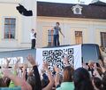 T-Shirts für – nicht ganz – alle: Zartmann kündigt auf dem Dach seines Nightliners seinen Auftritt im Ludwigsburger Schlosshof 2 T-Shirts für – nicht ganz – alle: Zartmann kündigt auf dem Dach seines Nightliners seinen Auftritt im Ludwigsburger Schlosshof 2027 an.