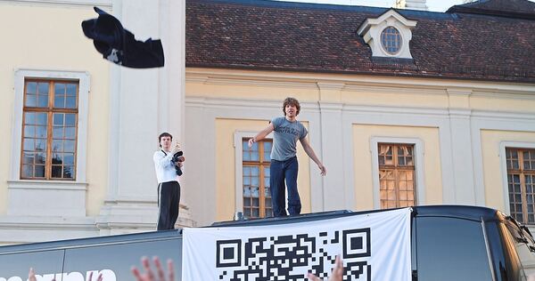 T-Shirts für – nicht ganz – alle: Zartmann kündigt auf dem Dach seines Nightliners seinen Auftritt im Ludwigsburger Schlosshof 2027 an.