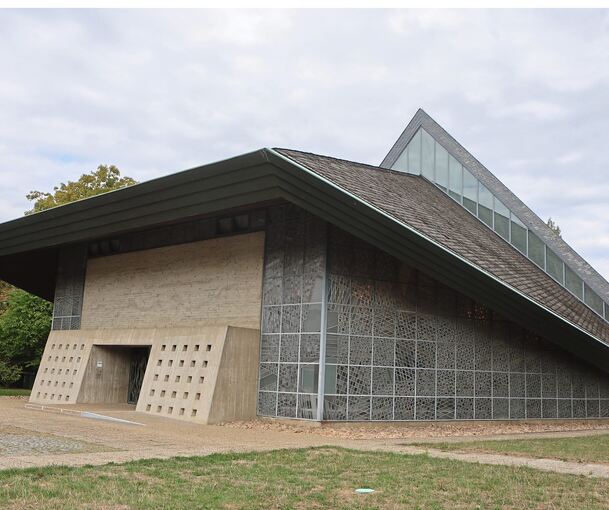 Die Kreuzkirche im Schlösslesfeld zählt zu den herausragenden Sakralbauten des Architekten Heinz Rall.