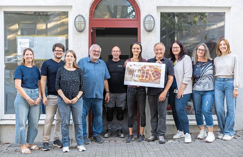 Mitglieder des Vereins Foodsharing Ludwigsburg vor dem Standort ihres neuen Cafés.