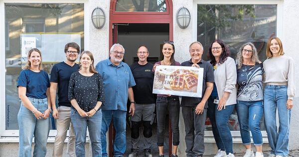 Mitglieder des Vereins Foodsharing Ludwigsburg vor dem Standort ihres neuen Cafés.