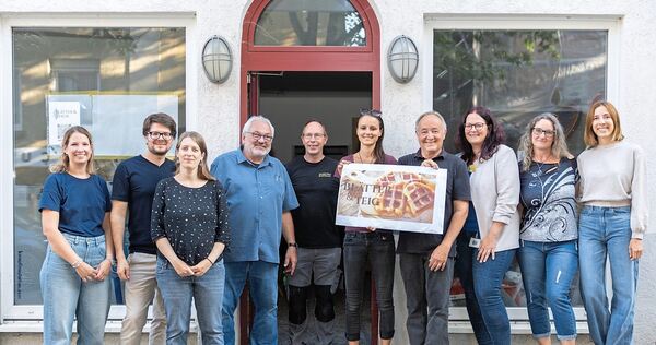 Mitglieder des Vereins Foodsharing Ludwigsburg vor dem Standort ihres neuen Cafés.