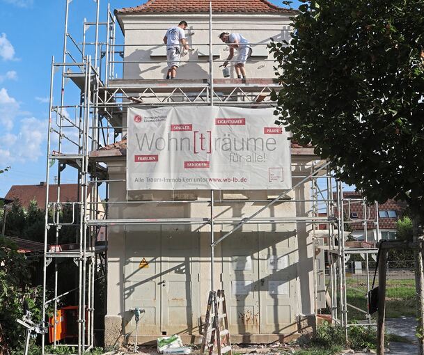 Die Maler haben den alten Farbton der Fassade getroffen.