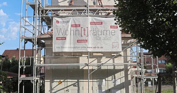 Die Maler haben den alten Farbton der Fassade getroffen. Die Maler haben den alten Farbton der Fassade getroffen.
