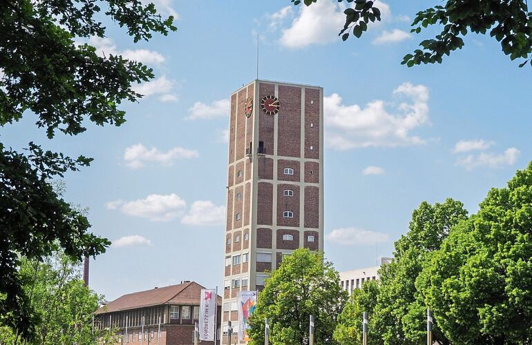 Das Rathaus in Kornwestheim mit seinem prägnanten Turm bleibt am Freitag, 18. September für den Publikumsverkehr geschlossen. Gr Das Rathaus in Kornwestheim mit seinem prägnanten Turm bleibt am Freitag, 18. September für den Publikumsverkehr geschlossen. Grund ist ein Betriebsausflug.