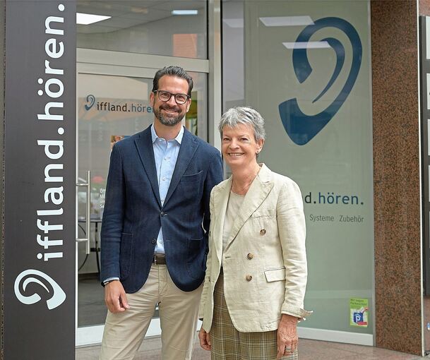 Mutter und Sohn, Ute und Marc Osswald, vor dem iffland.hören-Fachgeschäft in der Myliusstraße in Ludwigsburg.