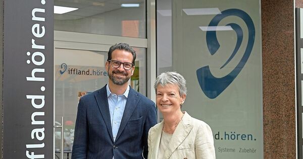 Mutter und Sohn, Ute und Marc Osswald, vor dem iffland.hören-Fachgeschäft in der Myliusstraße in Ludwigsburg.