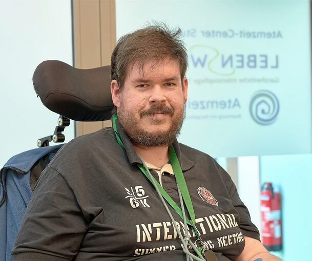 Benjamin Bechtle ist Vorsitzender der Landesgruppe Baden‑Württemberg der Deutschen Gesellschaft für Muskelkranke. Er hat selbst erlebt, wie moderne Beatmungs‑ und Weaningversorgung Lebensqualität wiederherstellt.